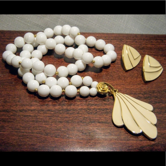 Vintage Trifari Gold Tone with Cream Enamel Set - Picture 4 of 5